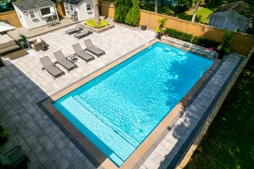 How to flawlessly blend swimming pools and hardscape